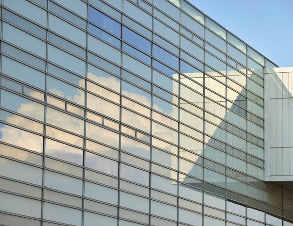 Fast Ejendom, Facade