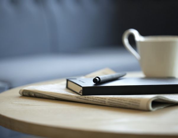 Private Investment Funds, bord med dokumenter og kaffekop