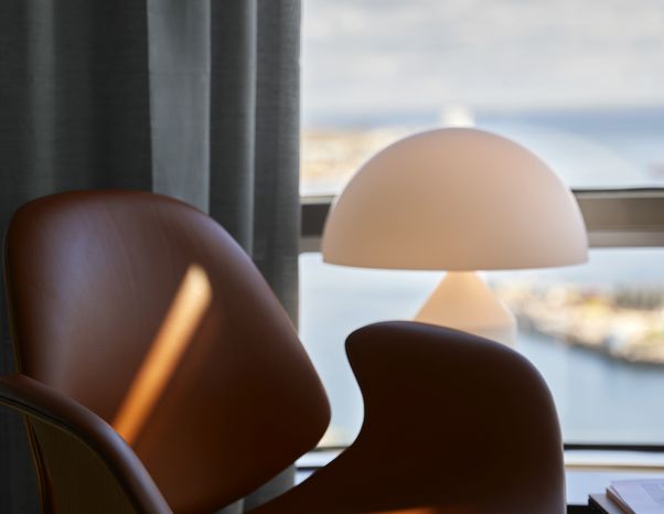 Stol og lampe