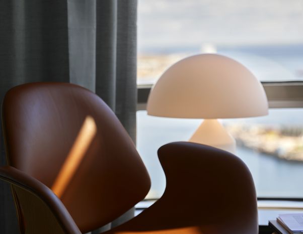 Stol og lampe