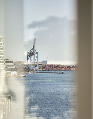 Entreprise, kran i horisonten