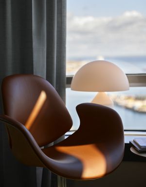 Stol og lampe