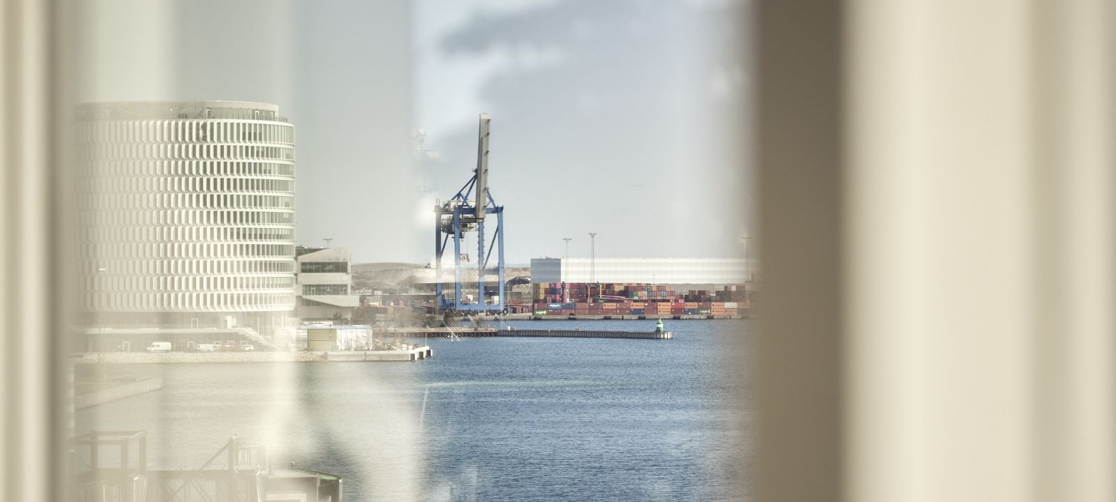 Entreprise, kran i horisonten