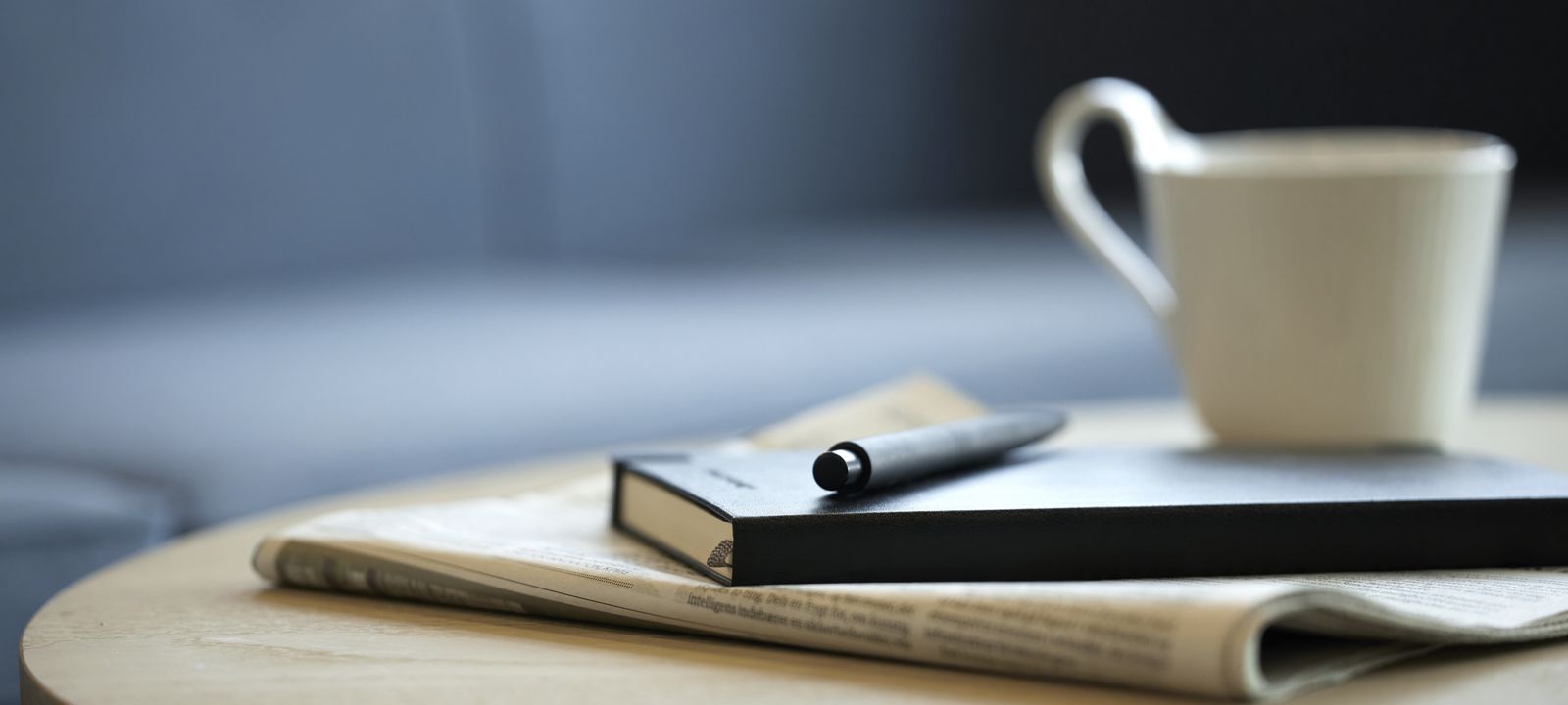 Private Investment Funds, bord med dokumenter og kaffekop